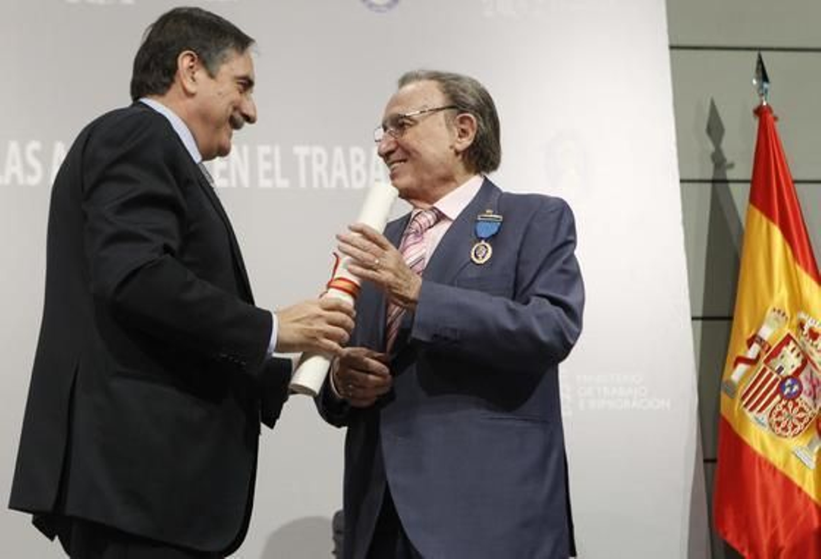 Escobar, recibiendo en 2011 la Medalla de Oro al Mérito en el Trabajo de manos del entonces ministro de Trabajo e Inmigración, Valeriano Gómez.

Foto: Fernando Alvarado / Efe