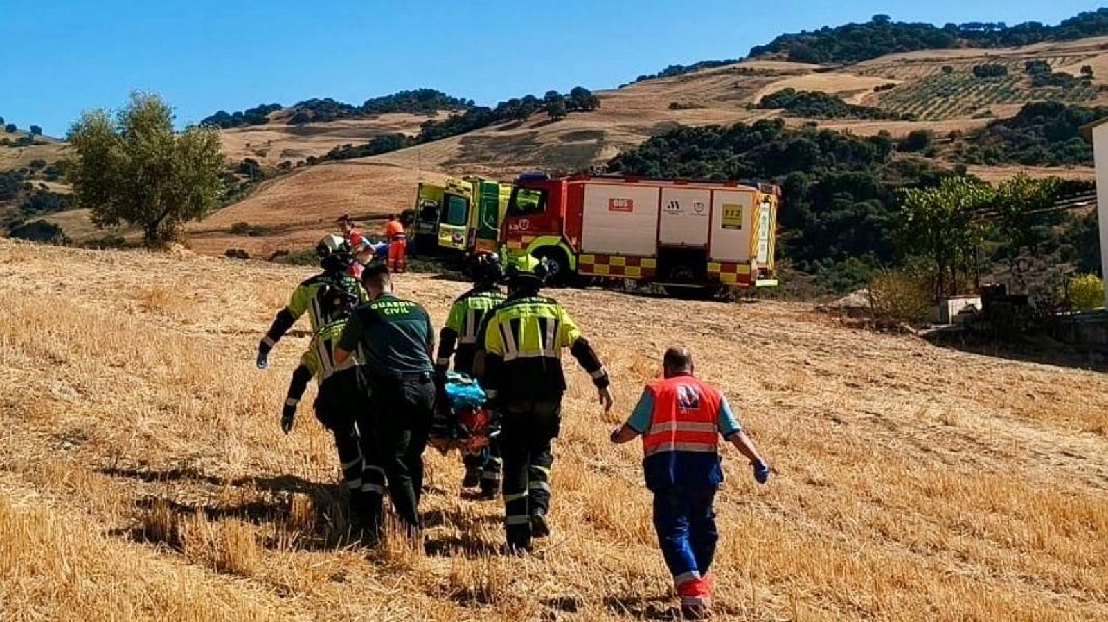 Rescate de la mujer herida por el cuerpo de bomberos de Ronda