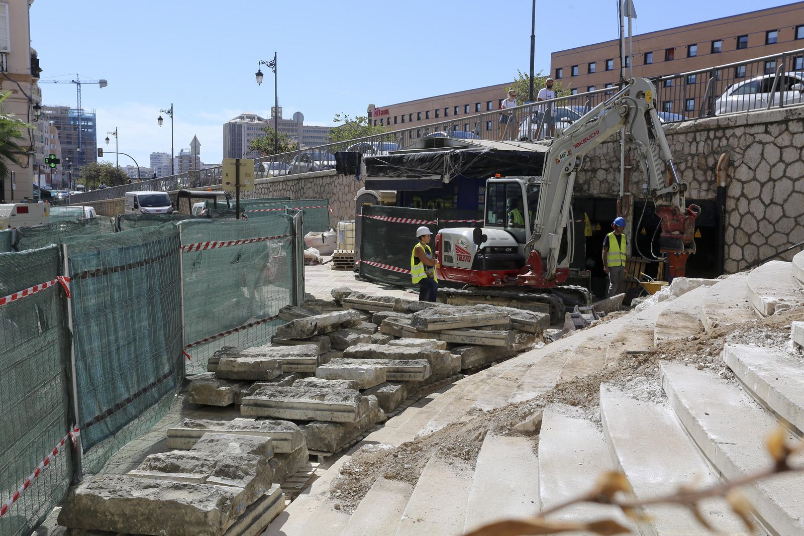 Empiezan a demoler los escalones de la Tribuna de los Pobres de Málaga, en fotos