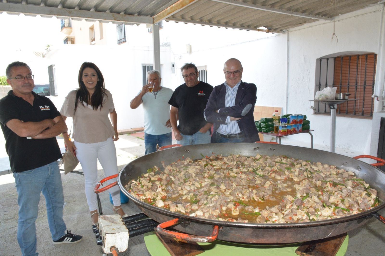 Los preparativos de la paellada, ayer en San Enrique.