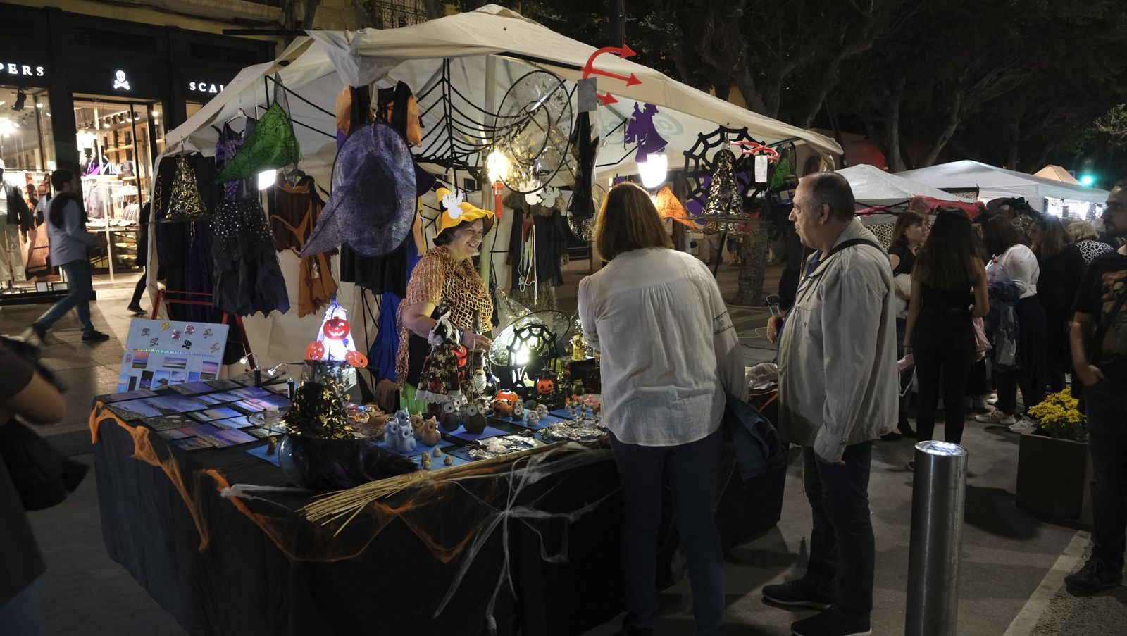 Las imágenes de la Noche en Negro en Almería, Halloween.