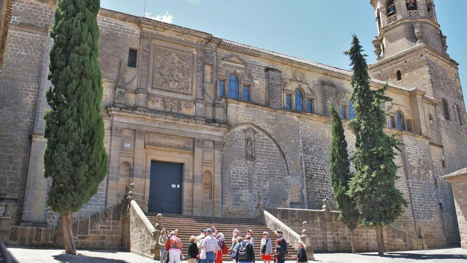 Turistas bajo la Catedral de Baeza.