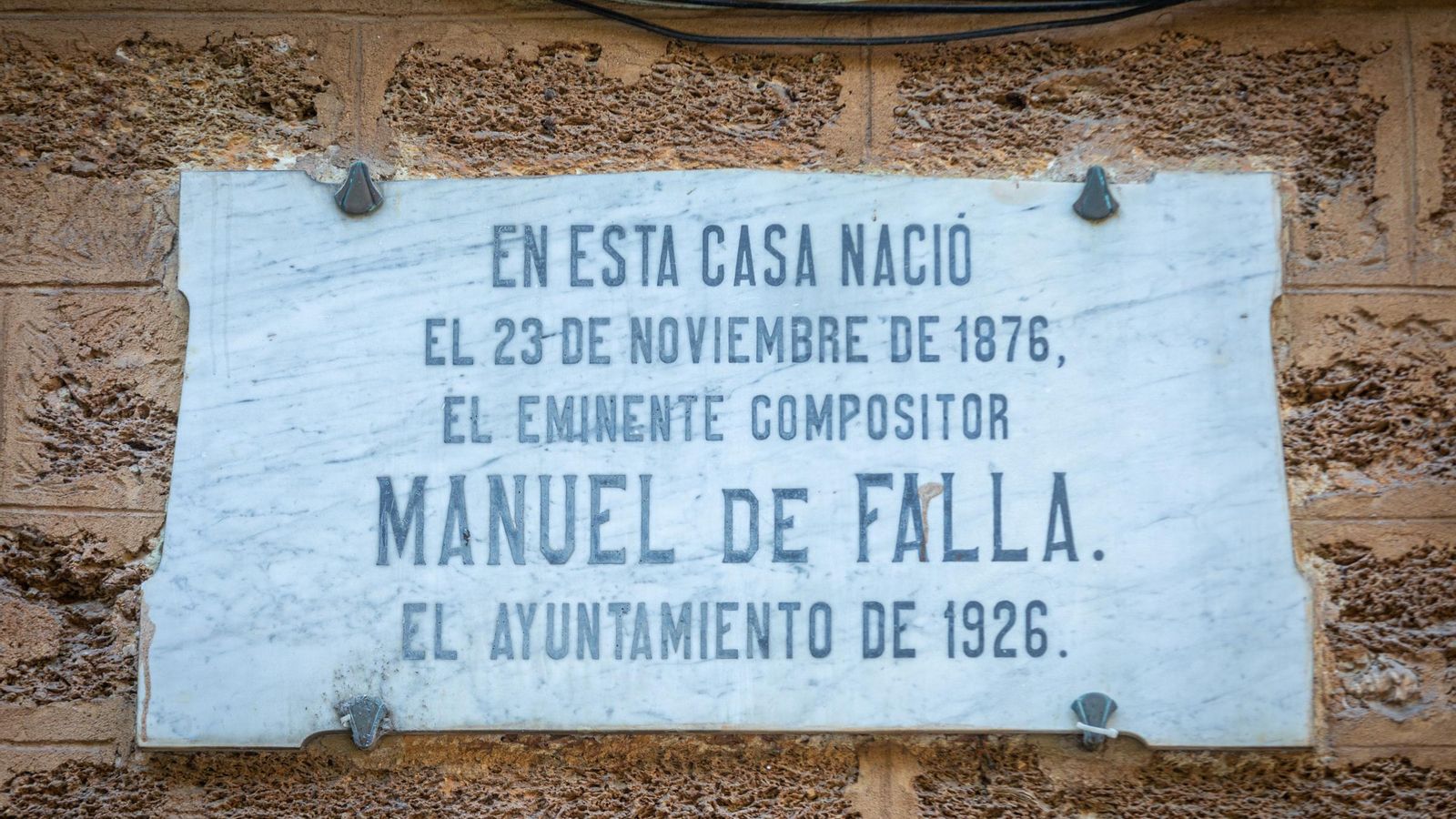 Placa situada en la fachada de la casa natal de Falla en la plaza de Mina. Placa situada en la fachada de la casa natal de Falla en la plaza de Mina.