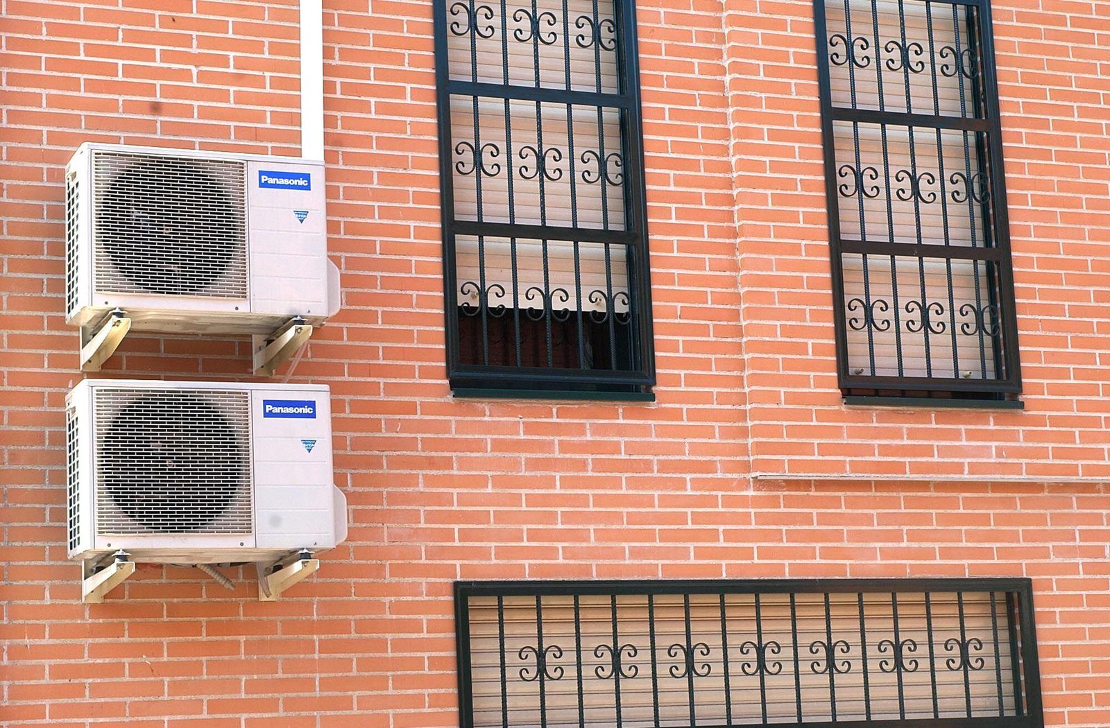 Aires acondicionados en una fachada.