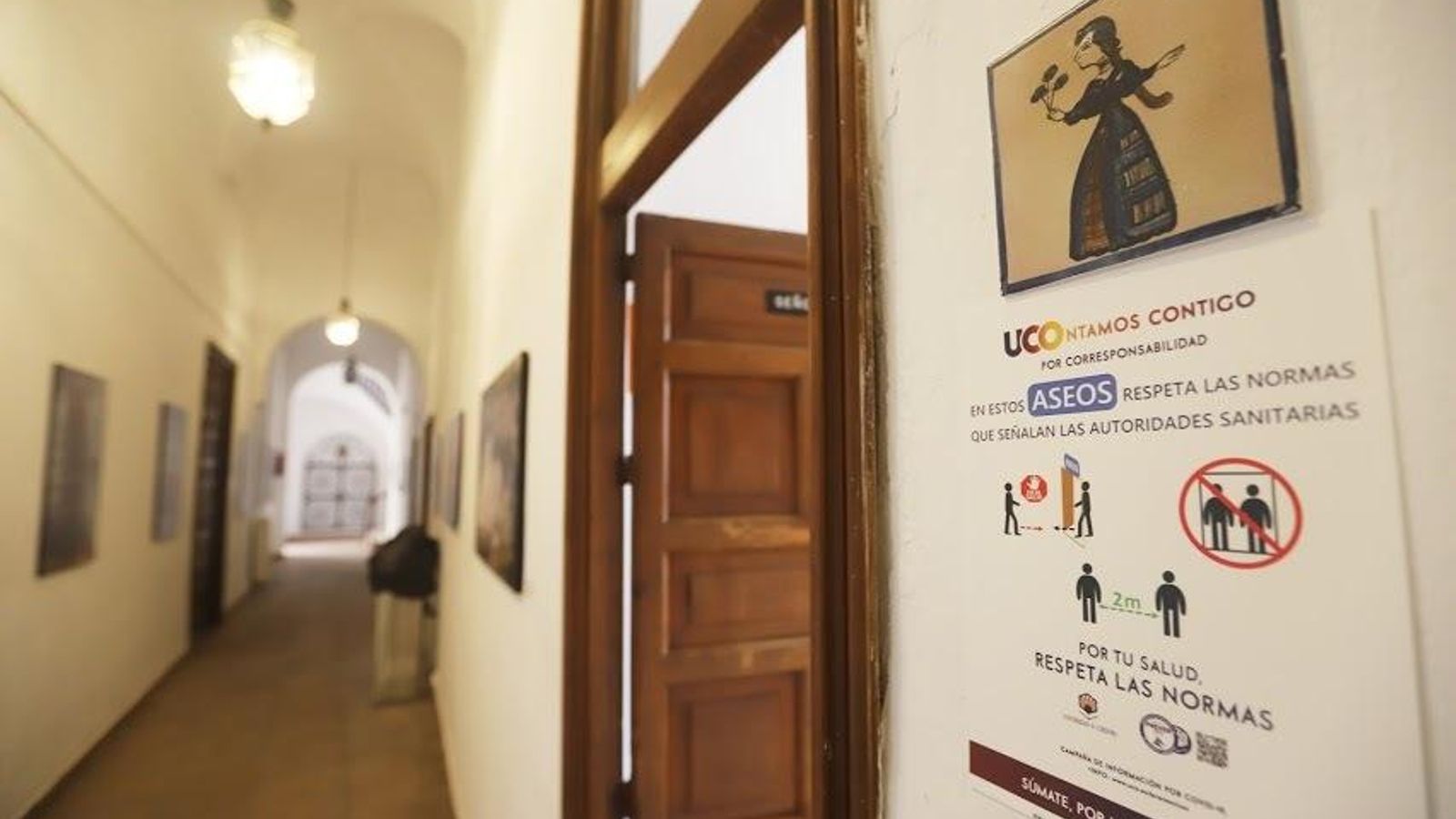 Una de las indicaciones en la Facultad de Filosofía y Letras.