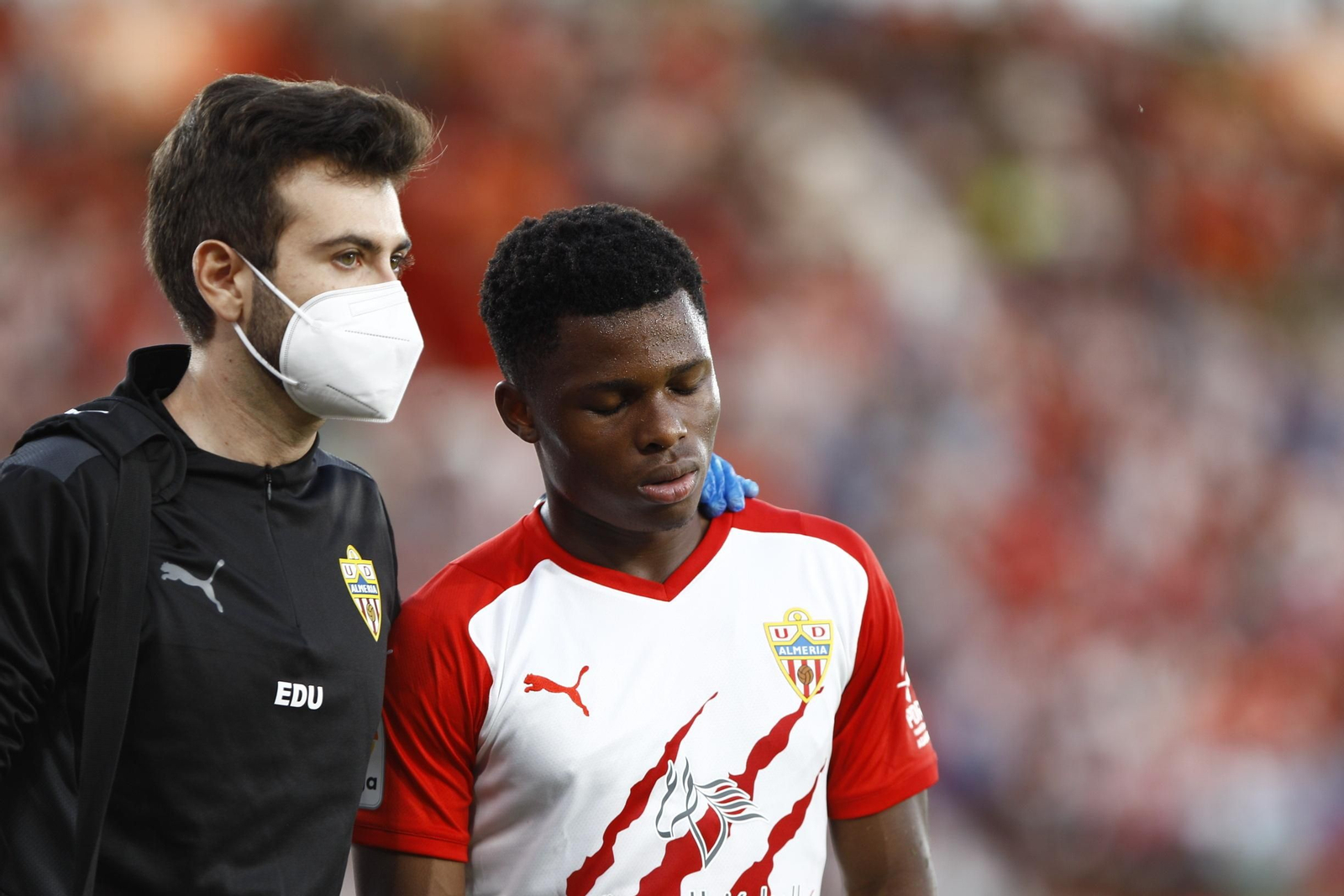 Ramazani se retira con evidentes gestos de dolor.