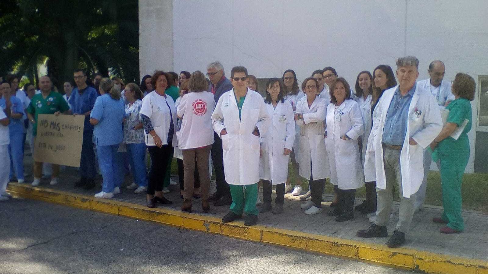 Concentración de trabajadores en el Hospital Virgen del Rocío.