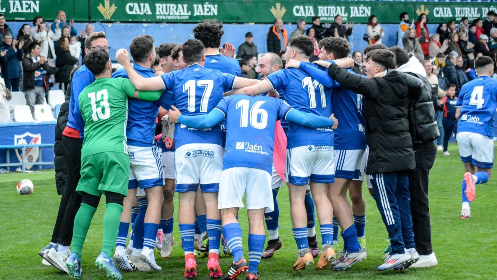 Los jugadores azulillos celebran un triunfo en Linarejos.
