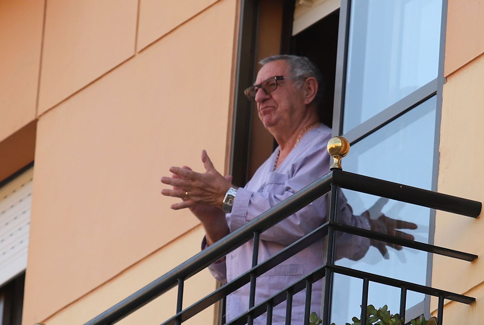 Imágenes de los aplausos solidarios de los vecinos de la calle Los Marismeños