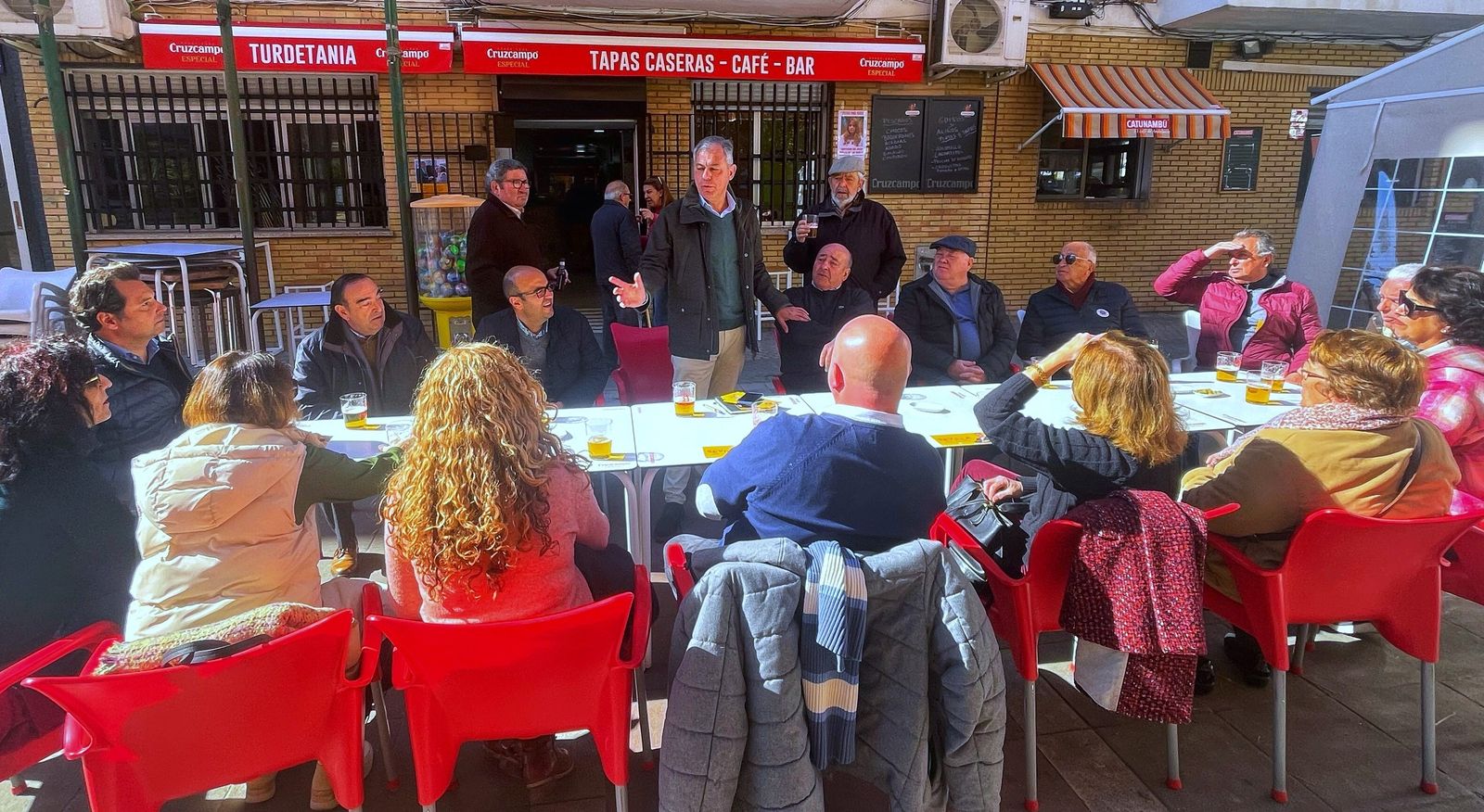 Sanz promete  más limpieza y aparcamientos para la barriada de Tartessos