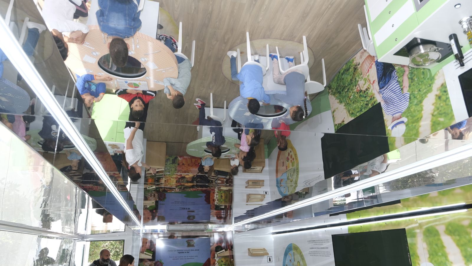 Imágenes de la caravana Frutibús, alimentación saludable, en Las Norias (El Ejido)