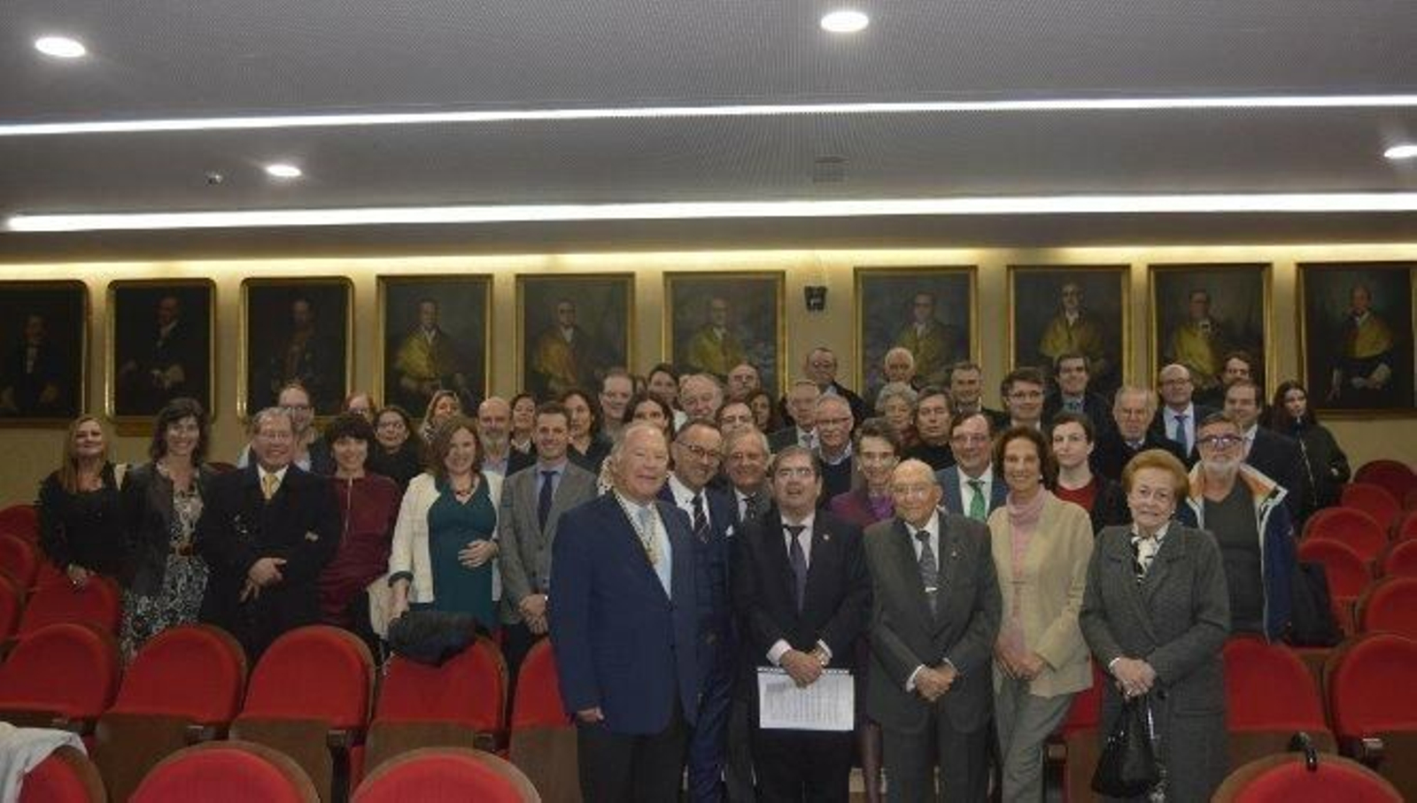 El galardonado Juan Bartual, con todo el grupo de familiares y compañeros, durante la entrega del premio en el Salón de Grados de la Facultad de Medicina.