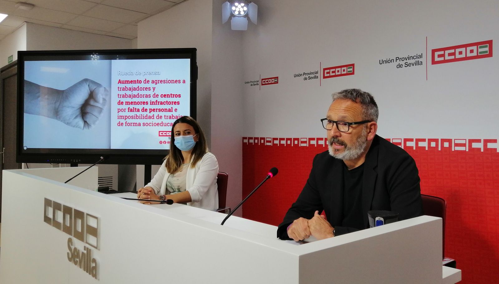 El responsable de Política Educativa de la Federación de Enseñanza de CCOO de Andalucía, Diego Rodríguez, y  la delegada de CCOO en el centro Los Alcores, Ángela García.