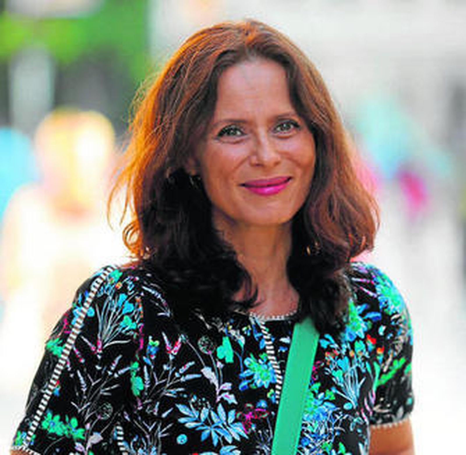 Aitana Sánchez-Gijón posa frente al Cine Albéniz, en el que ayer dio una charla dentro del ciclo La Edad de Oro.