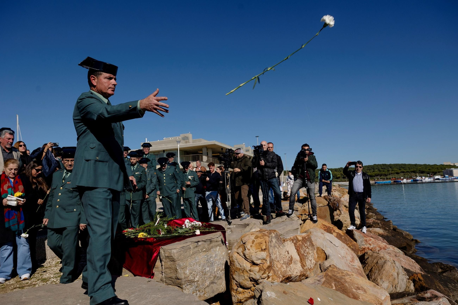 Ofrenda Floral en el puerto de Barbate a dos guardias civiles muertos, en el aniversario del asesinato. Ofrenda Floral en el puerto de Barbate a dos guardias civiles muertos, en el aniversario del asesinato.