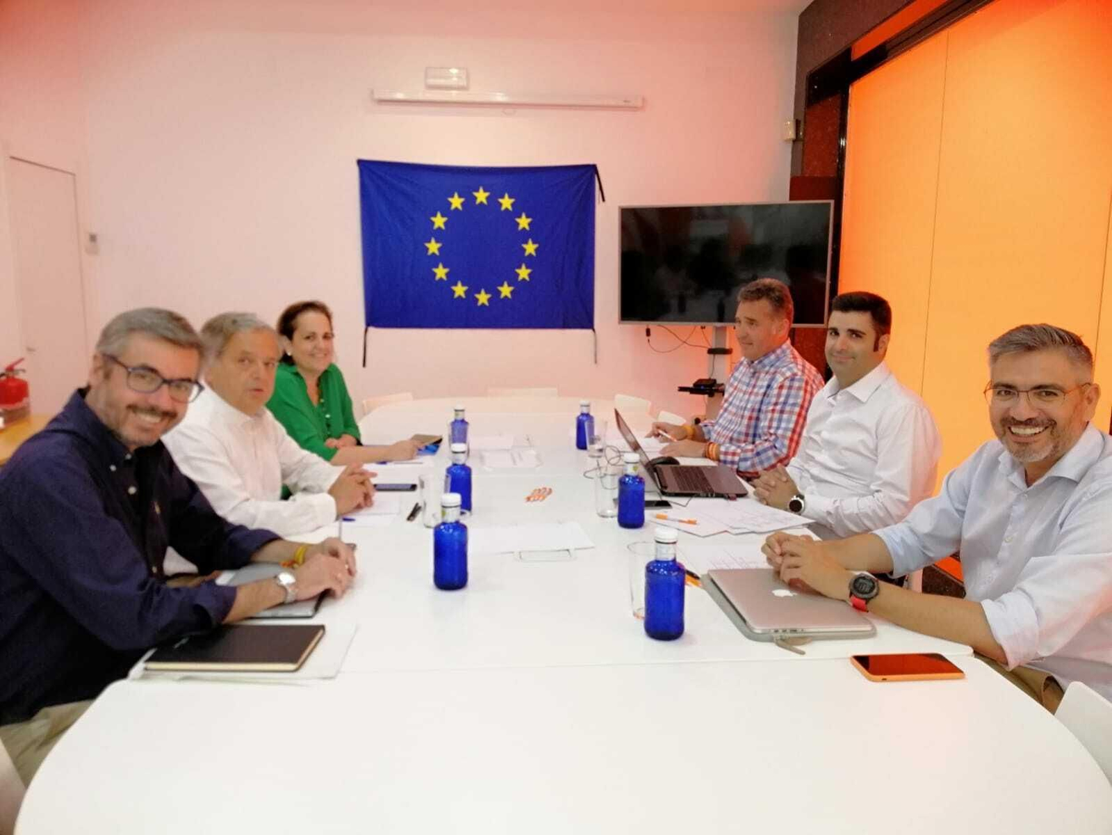 Foto de familia de la última reunión de la mesa negociadora.