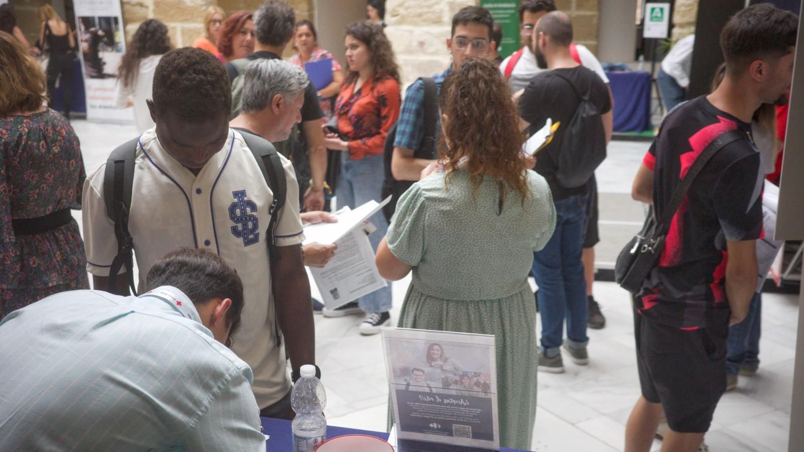 Gran acogida de la IV Feria de Empleo de Cruz Roja