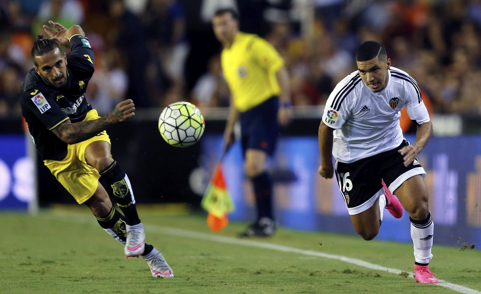 El belga Zakaria Bakkali corre a la caza y captura del esférico en un encuentro con el Valencia.