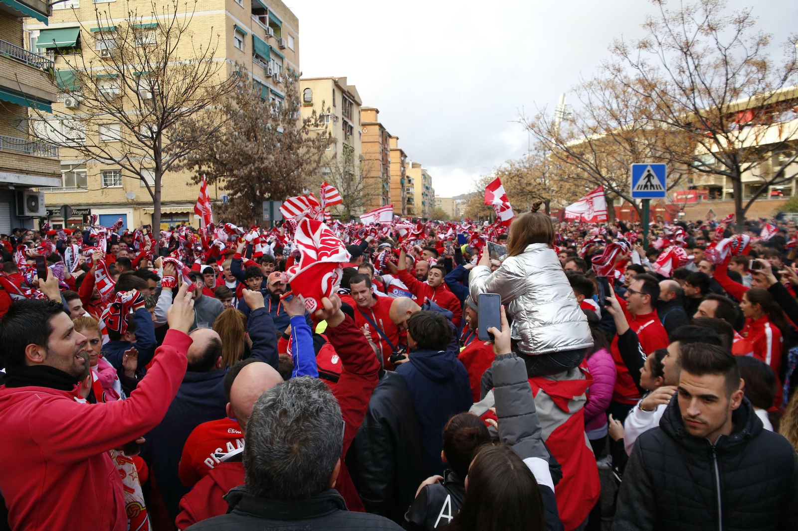 Apoteósico recibimiento a la plantilla del Granada