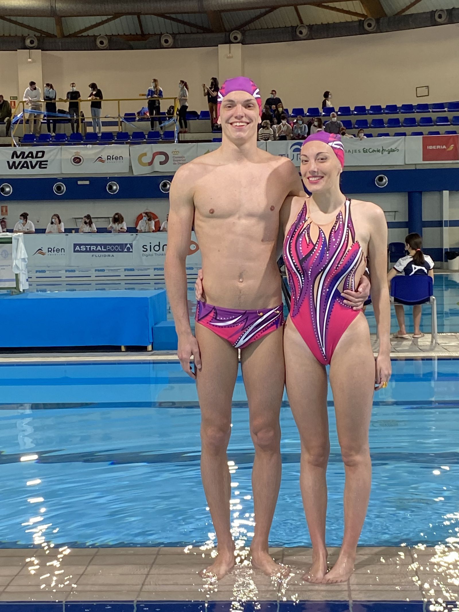 Pablo López-Sáez y Paula García en el pabellón donde realizaron su rutina.