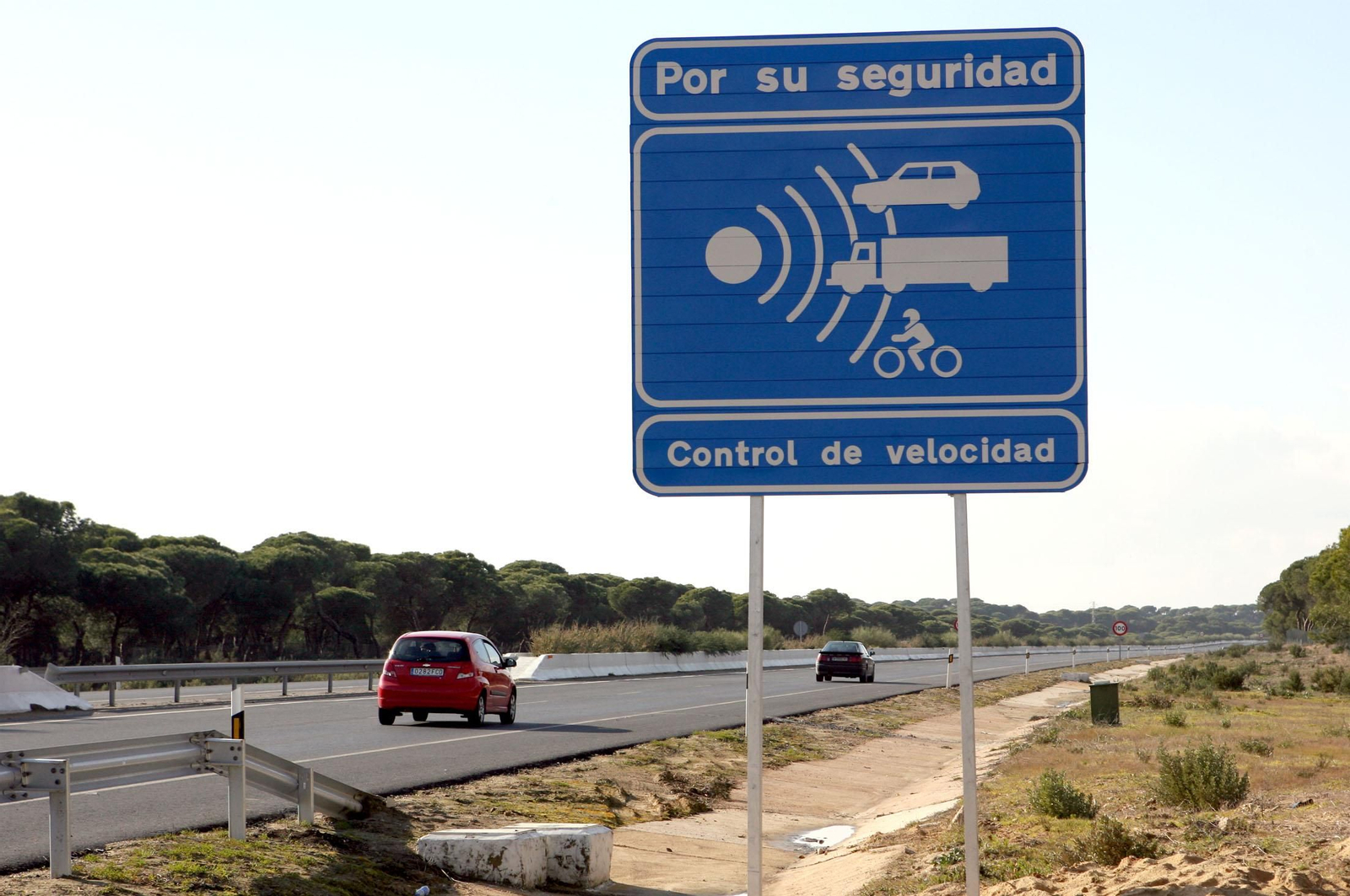 Cartel que advierte de la proximidad de un radar en la carretera.
