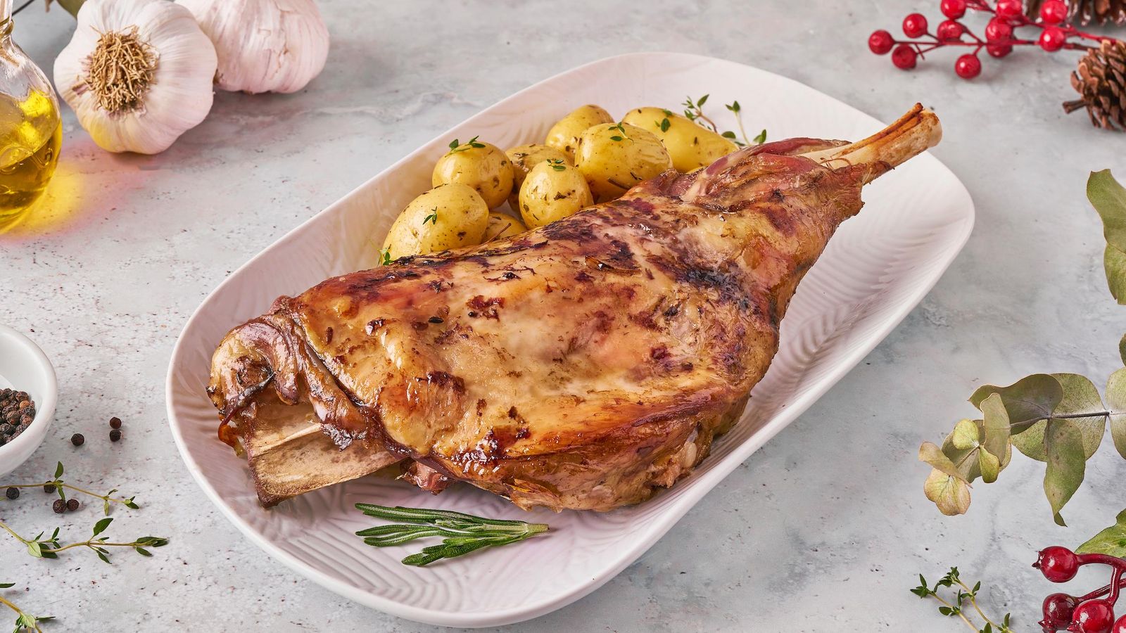 Paleta de cordero asada al estilo tradicional con AOVE, ajo fresco con piel y hierbas aromáticas naturales.