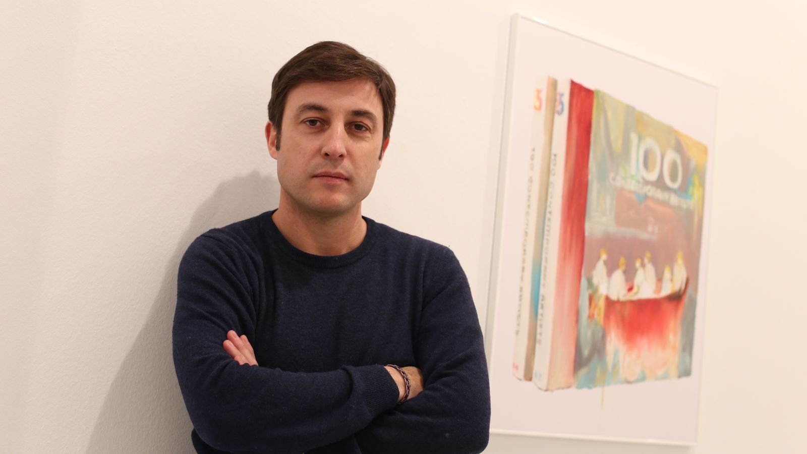 El comisario Sema D'Acosta, ante una obra de Natalia Domínguez.