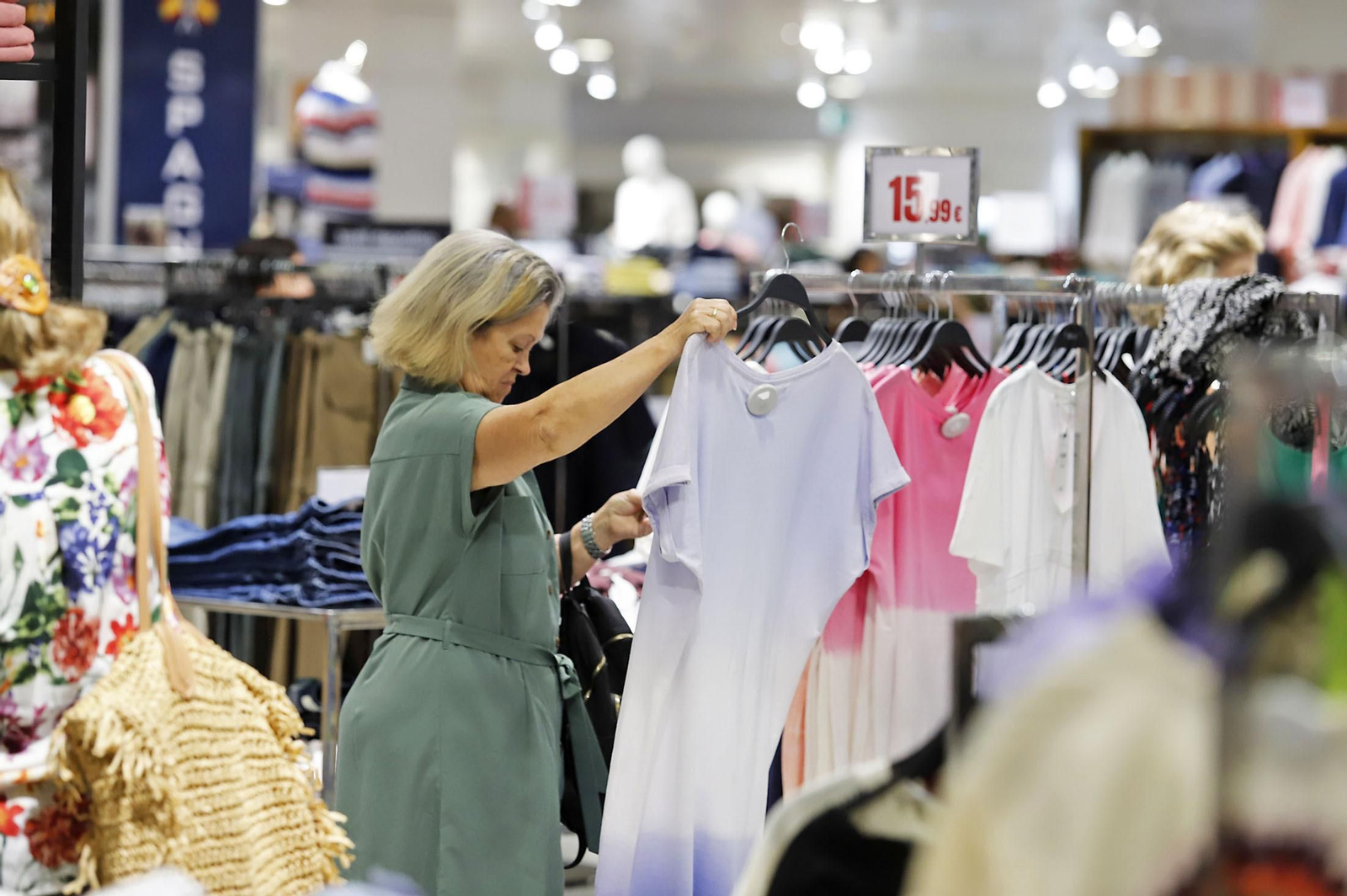 Imágenes del inicio de las Rebajas de verano en Huelva