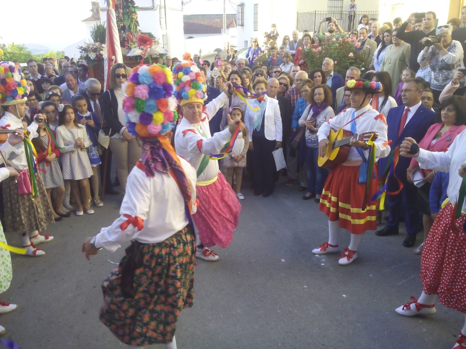 Danzantes de San Isidro de Fuente-Tójar, en pleno baile.