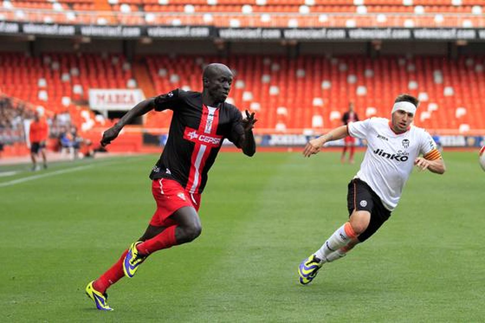 Los albirrojos consuman la pérdida de la categoría un año después de subir al caer en Valencia por 1-0

Foto: LOF