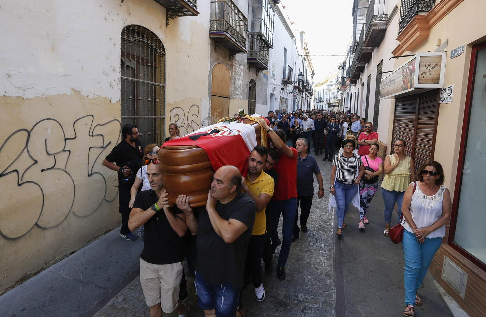 Utrera despide a Reyes en un multitudinario funeral.