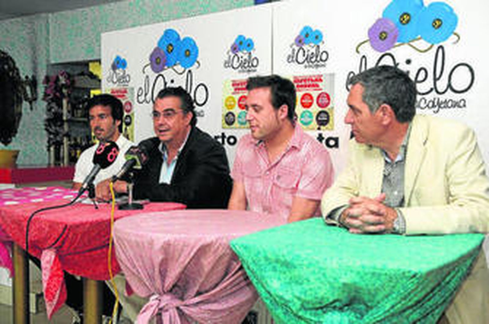 El alcalde junto al edil de Juventud y Deportes, Francisco Aguilar, y los responsables del festival.