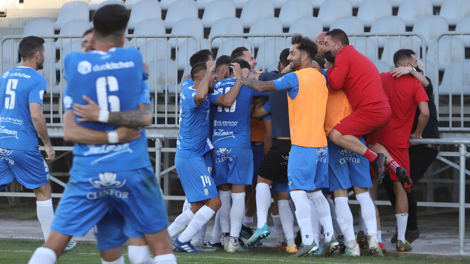 Imágenes del Xerez CD contra el Puente Genil en la Juventud