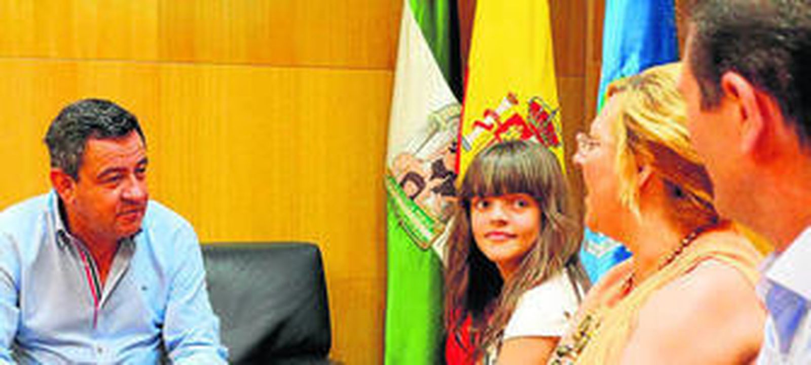 El alcalde (i.) recibe a Ángela Dionisio y sus padres en las oficinas del Ayuntamiento.