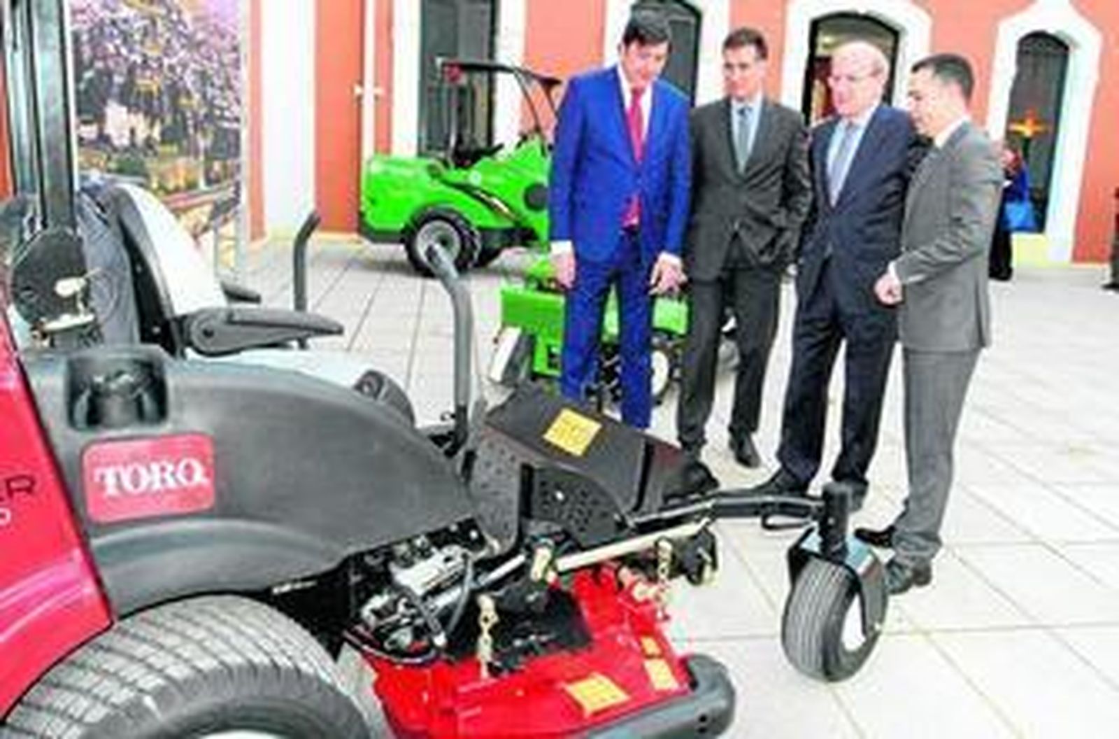 Juan Antonio González Valladares muestra los nuevos vehículos a Javier Chaparro, Pedro Rodríguez y Felipe Arias, al inicio de las jornadas.