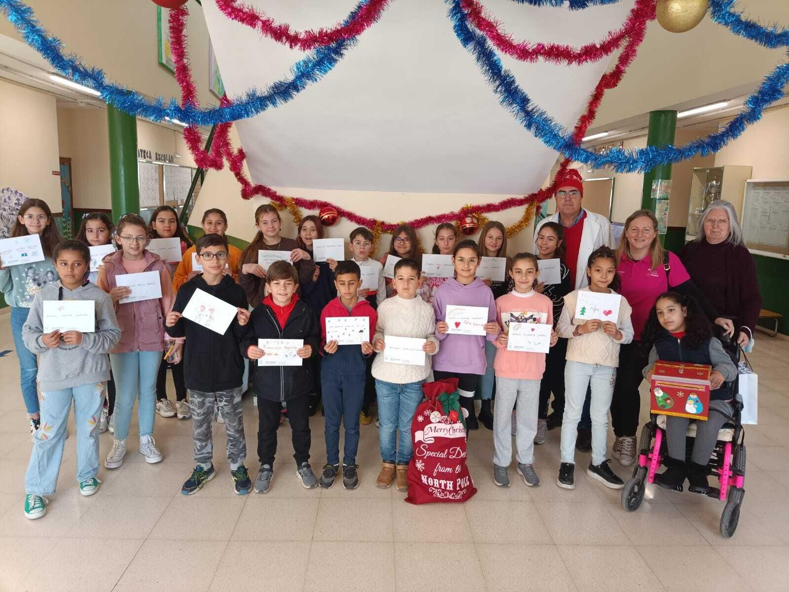 Escolares llenan de villancicos y felicitaciones navideñas las residencias de mayores