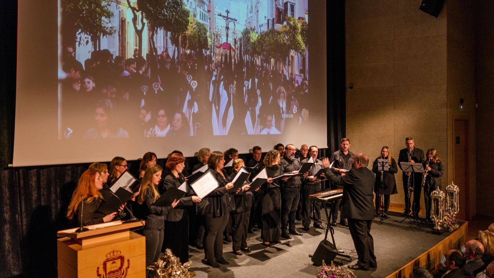 Actuación del coro San Juan de la Cruz en el  Centro de Congresos con motivo de la presentación del disco 'Sones de devoción'.
