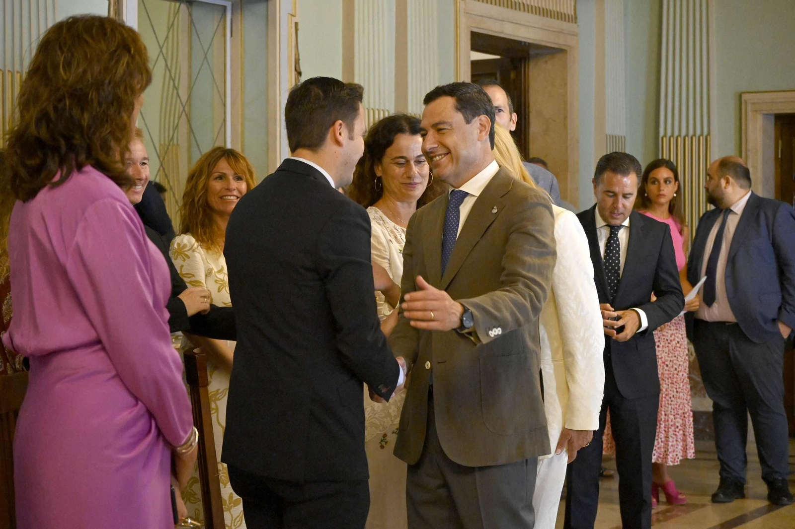 Visita de Juanma Moreno al Ayuntamiento de Huelva, en Imágenes