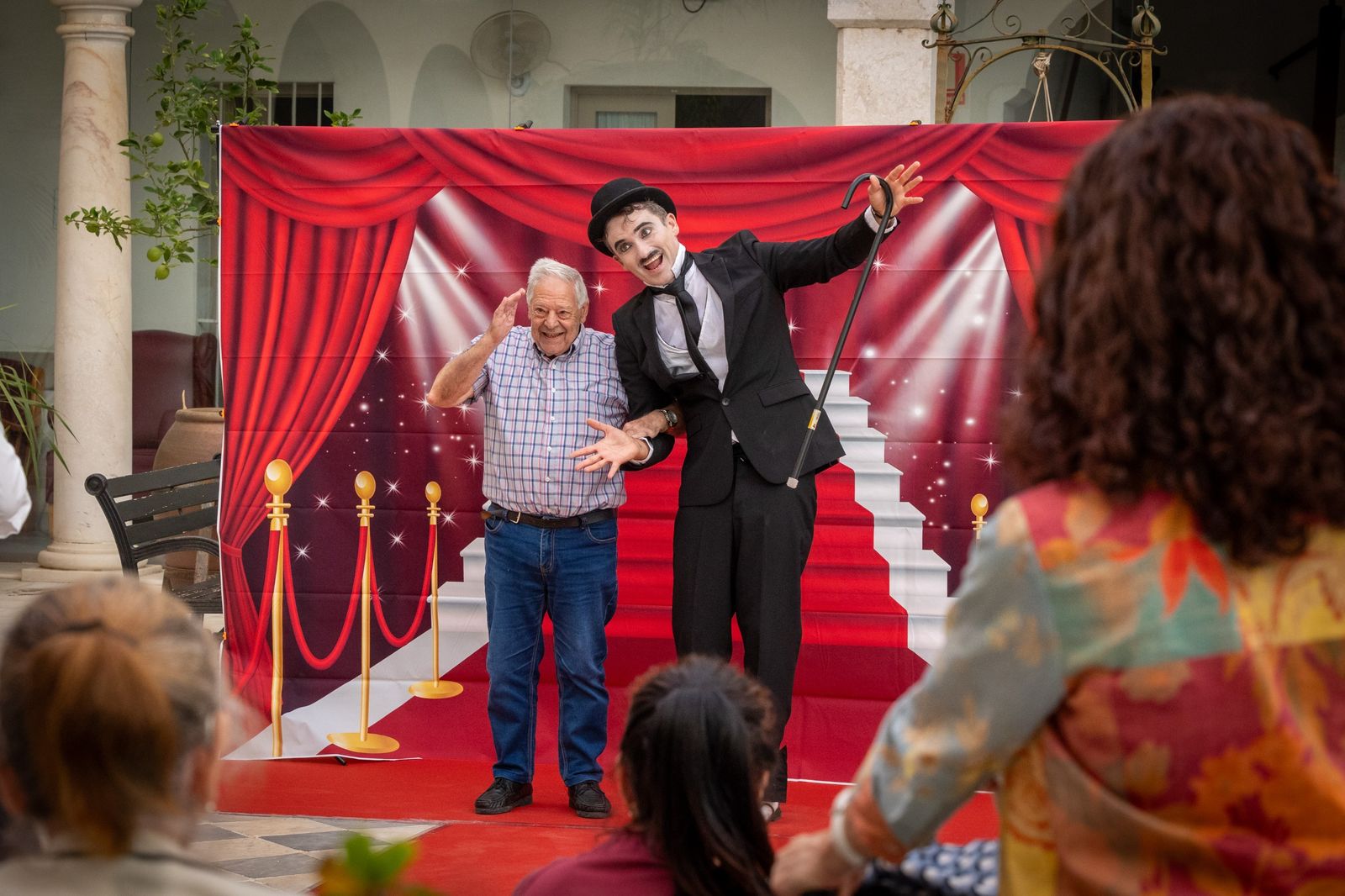 En imágenes, Charlot lleva la magia del cine a la residencia Fragela de Cádiz