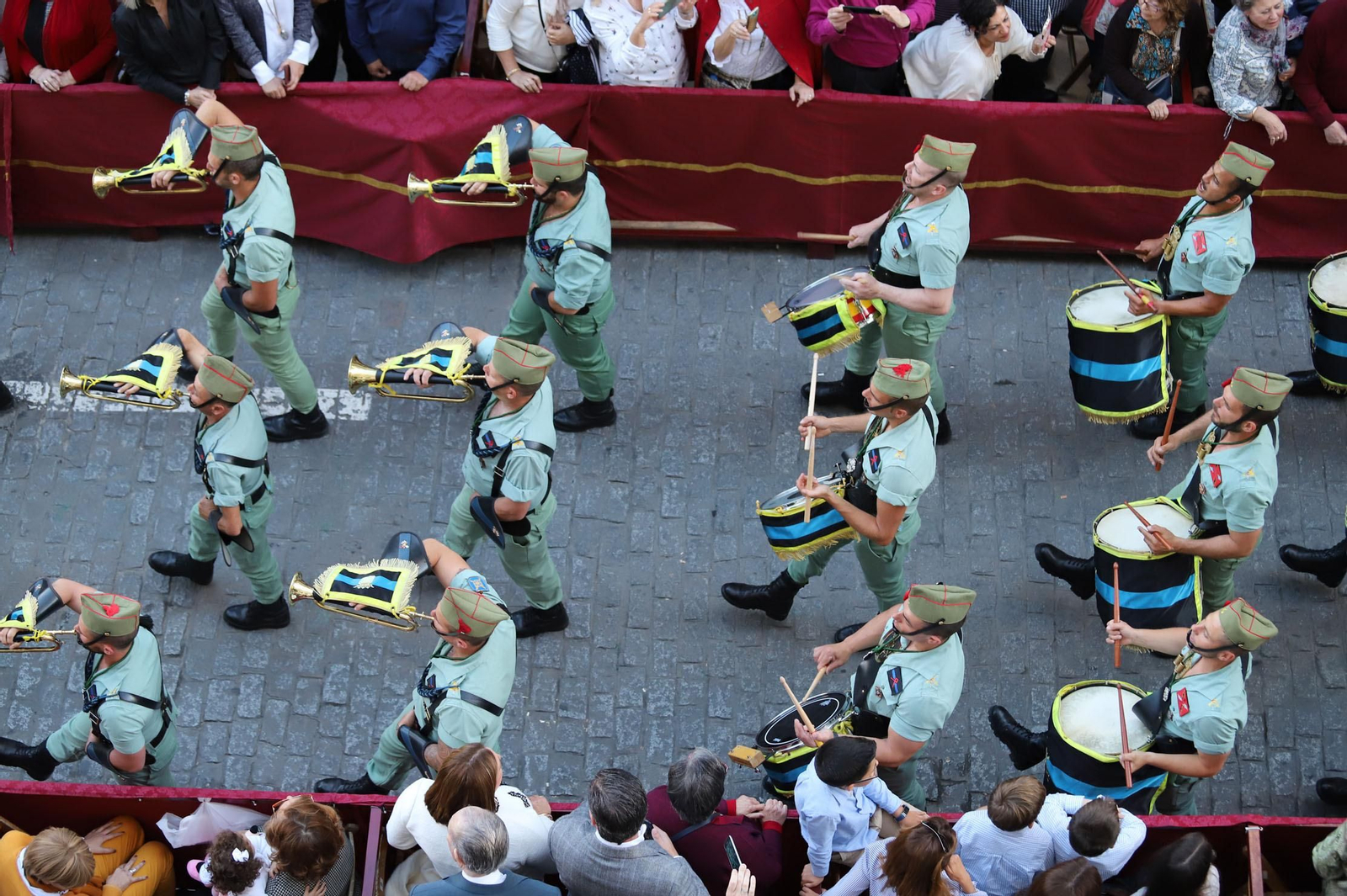 Procesión del Cristo de la Vera Cruz, escoltado por la Legión en las calles de Huelva