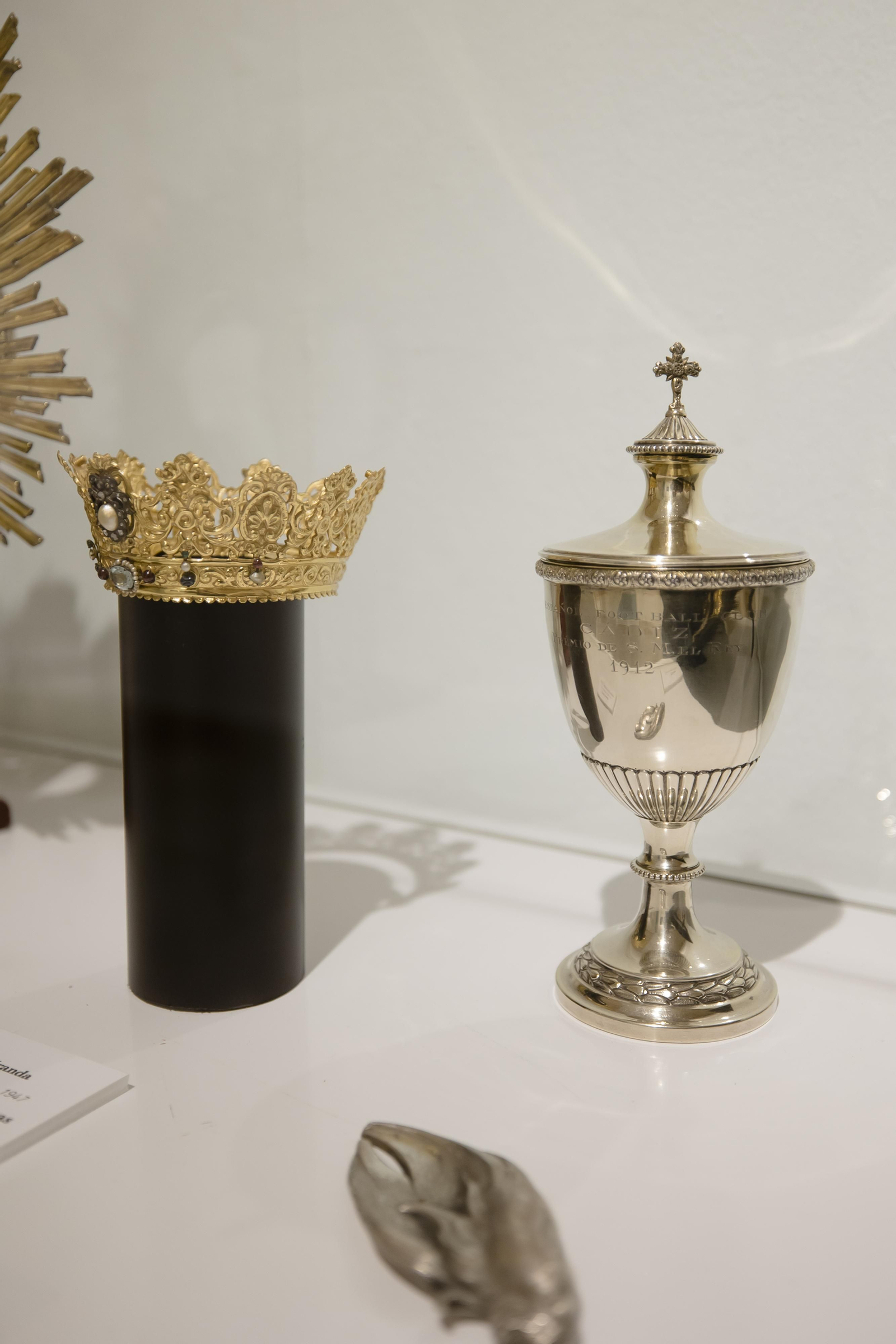 Imágenes de la inauguración de la exposición cofrade 'Rosario, por Cádiz coronada'.