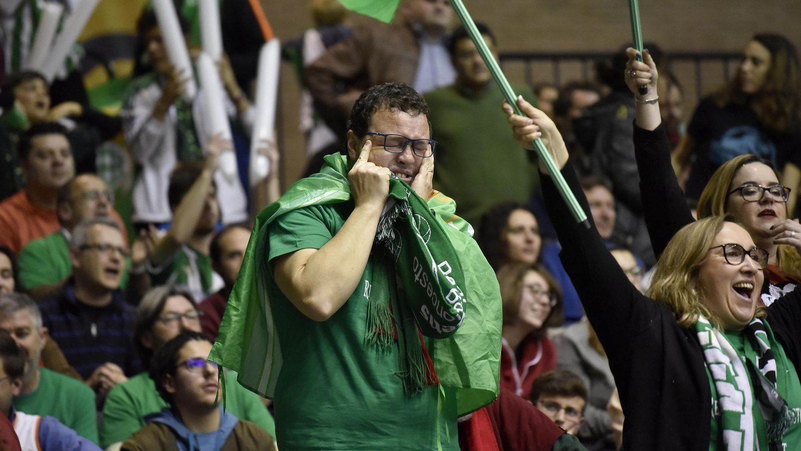 Un aficionado del Betis Energía Plus emocionado en la grada.