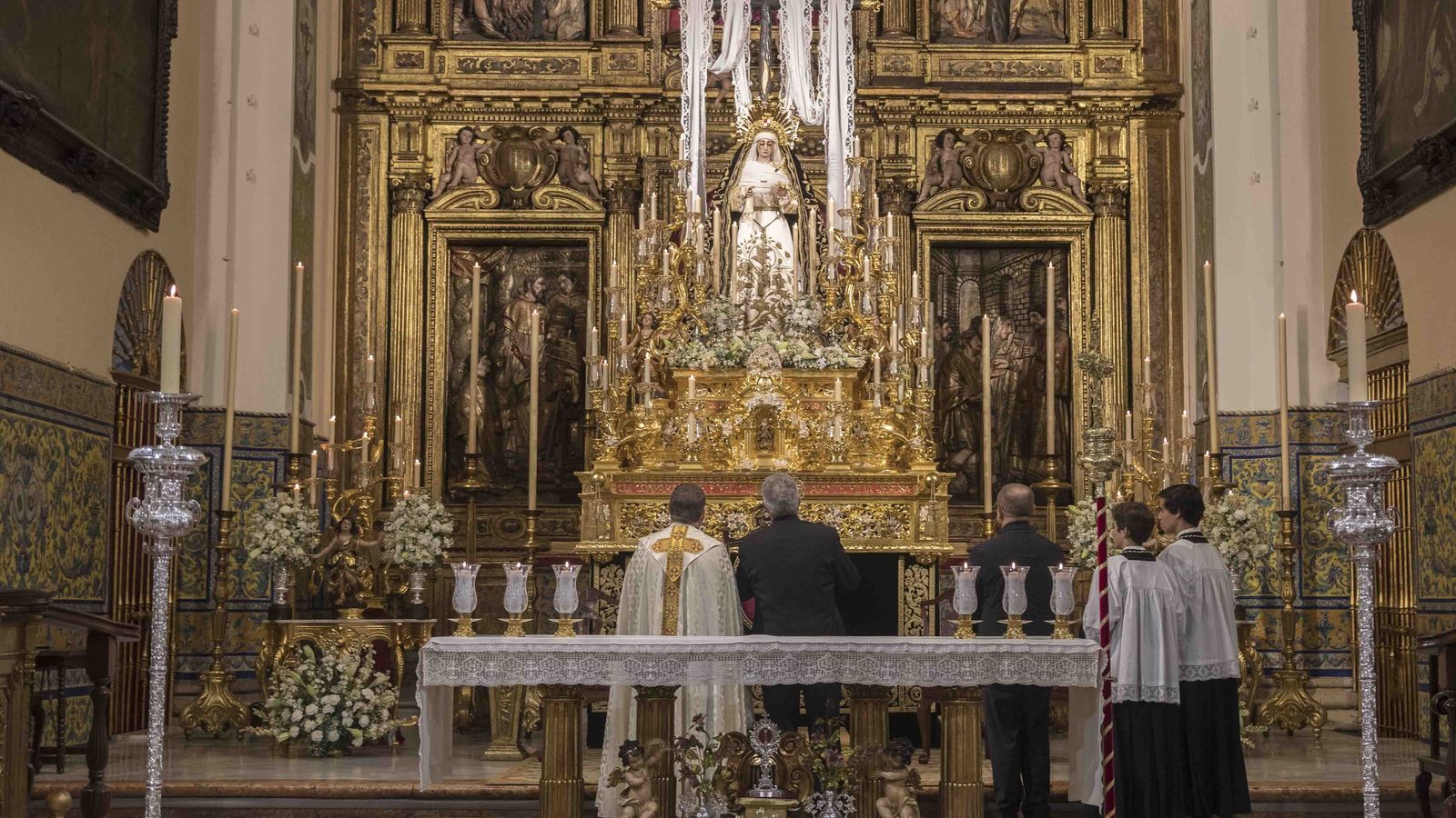 La Soledad en su paso presidiendo el presbiterio de la parroquia.
