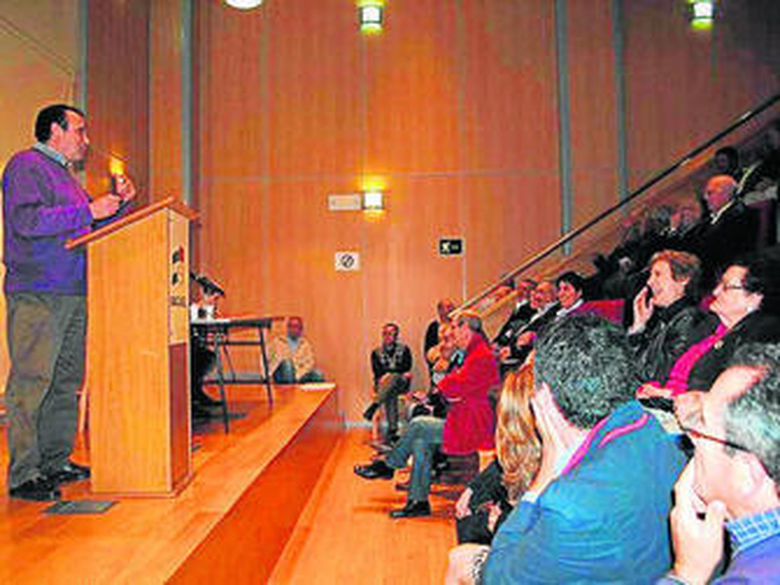 Juan Pastor durante su intervención anoche ante sus paisanos.