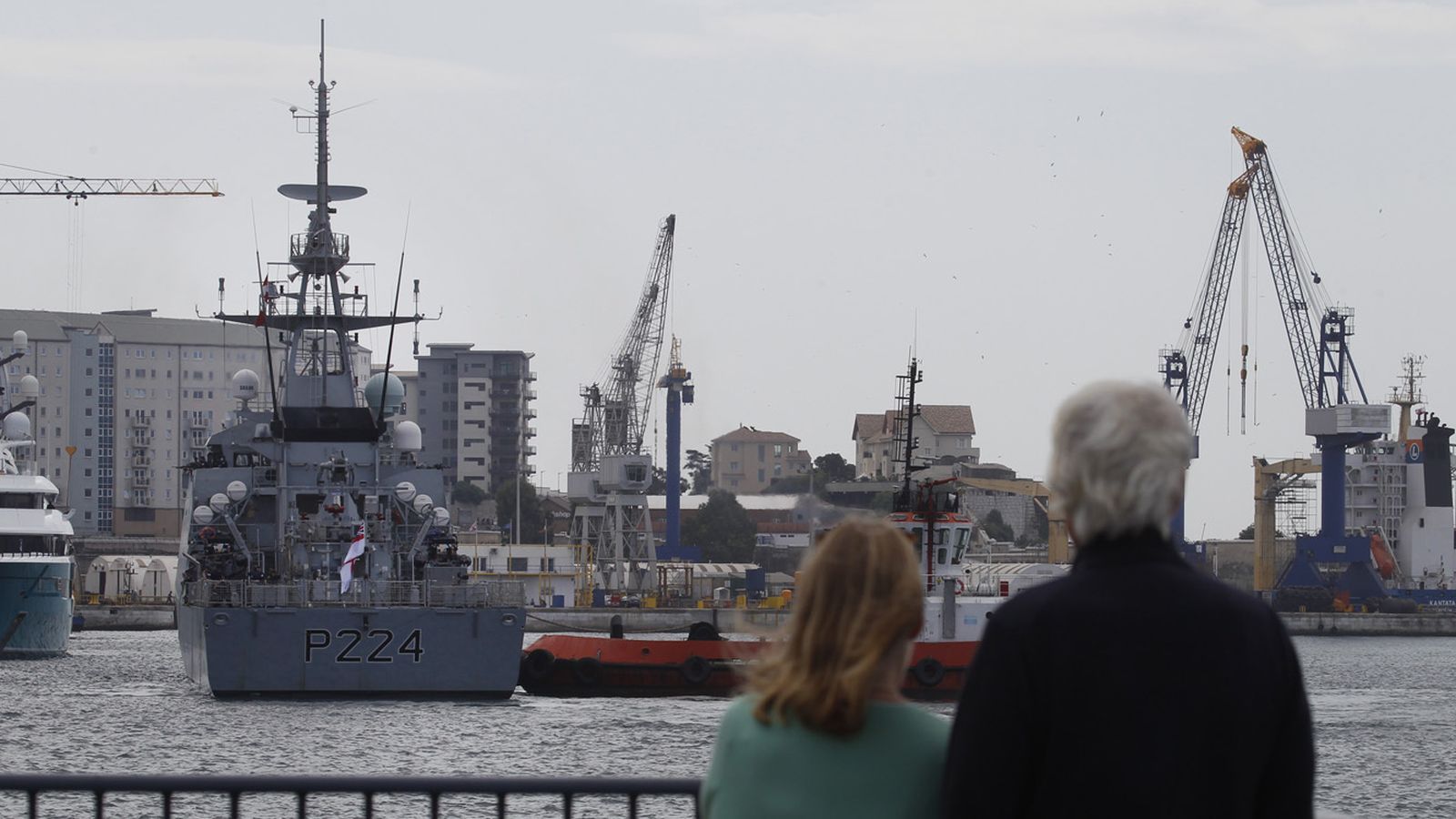 Las fotos del buque de guerra de la Royal Navy "HMS Trent" llegando a Gibraltar