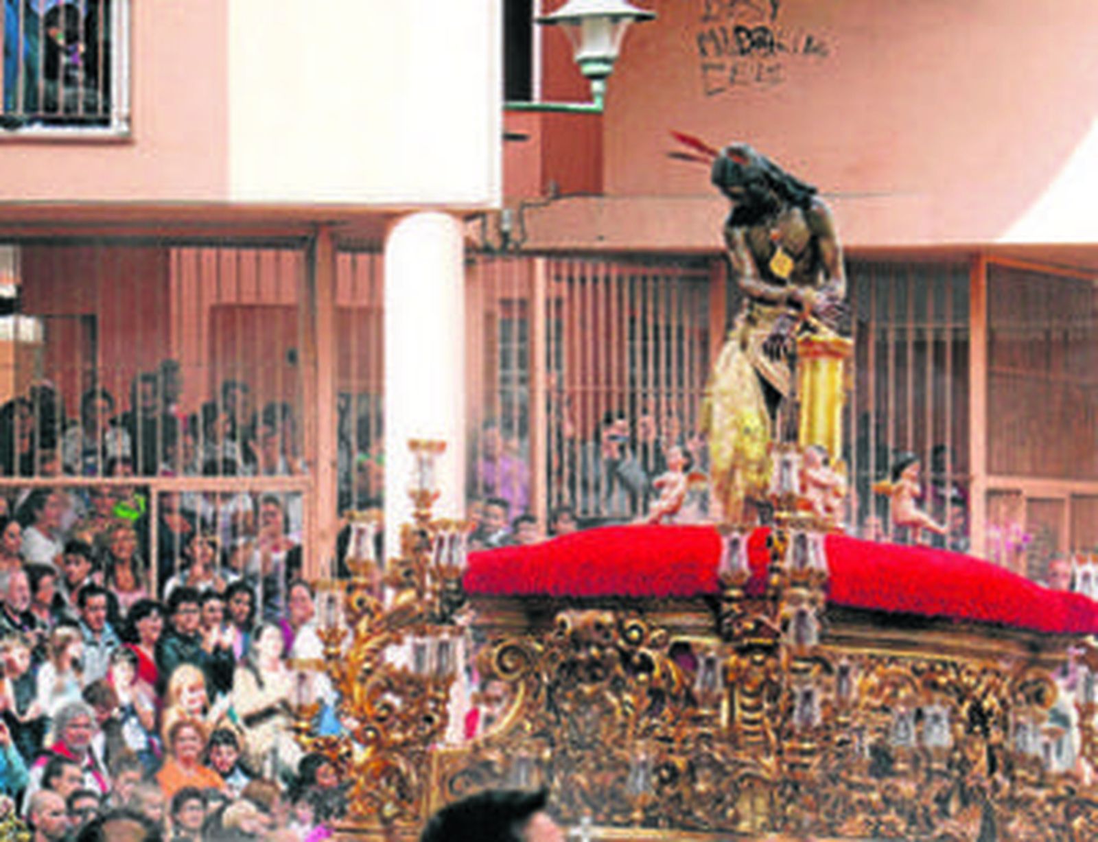 El Señor de la Columna enfila la calle Peña.