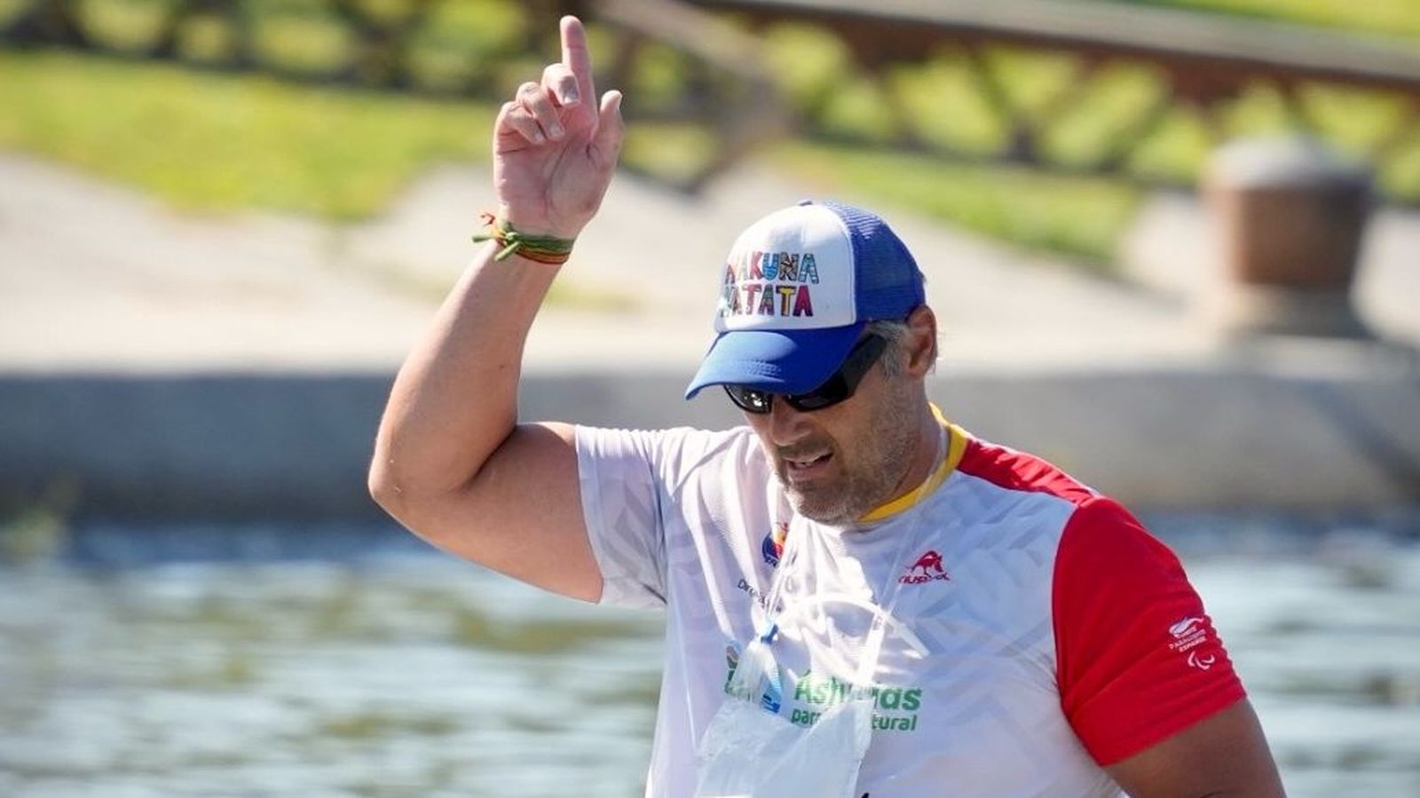Javier Reja celebra tras cruzar la meta.