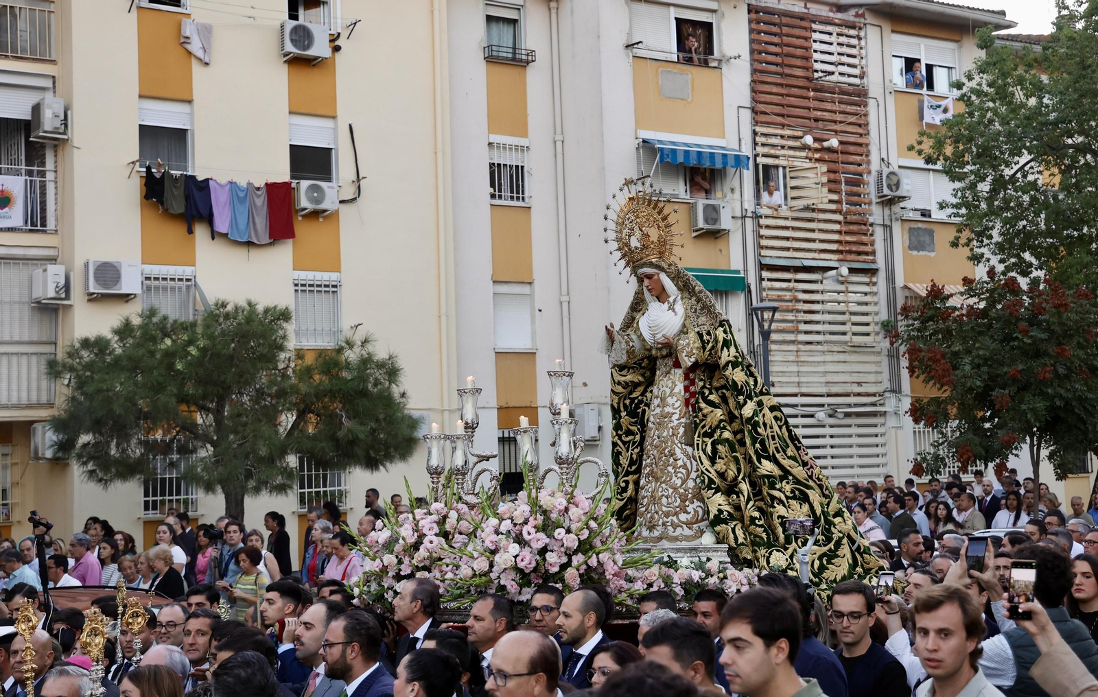 Regreso de la Esperanza de Triana a su paso por el Hospital Infantil del Virgen del Rocío