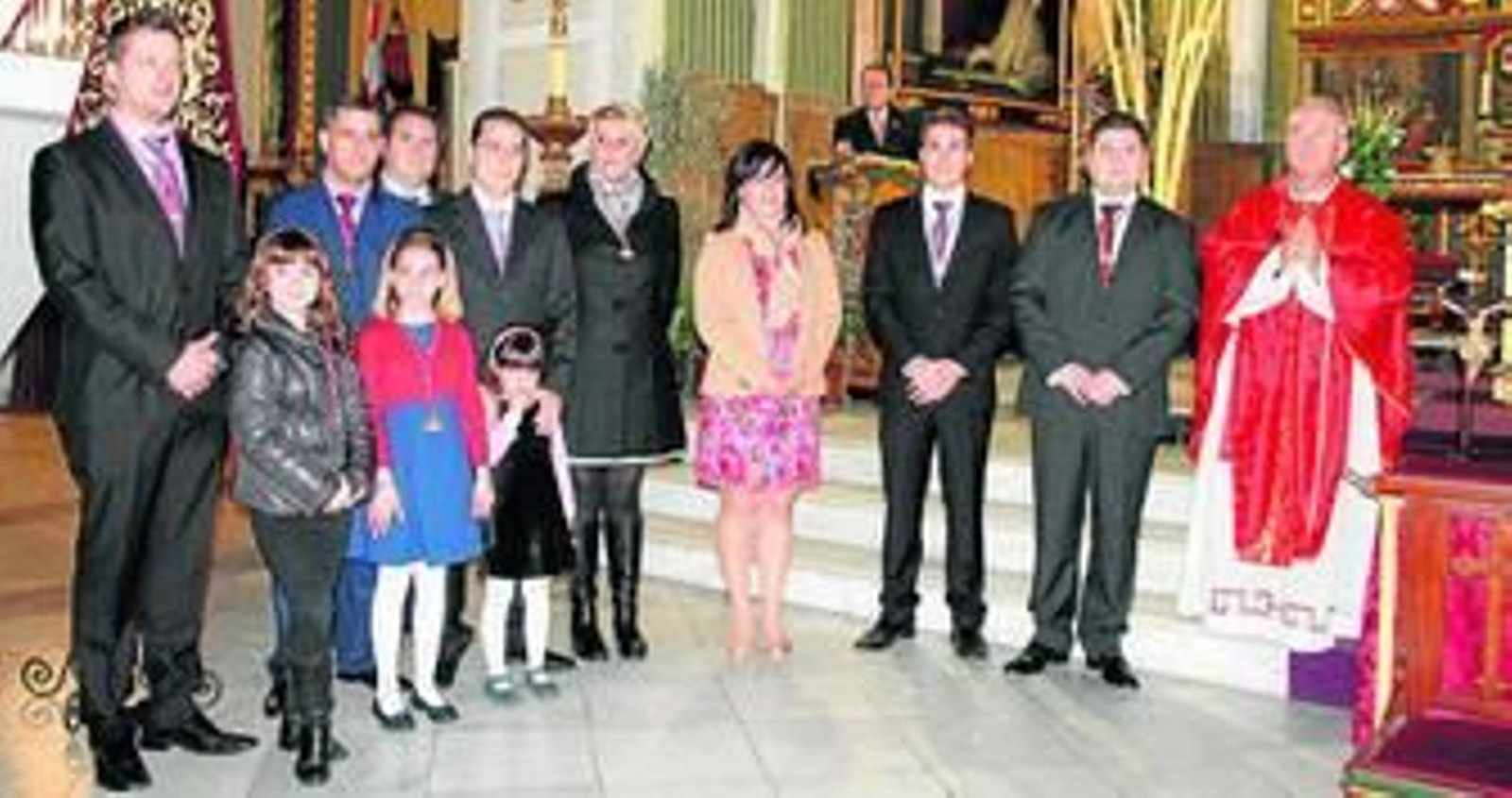 Tras el acto, los nuevos cofrades se reunieron para inmortalizar este significativo momento.