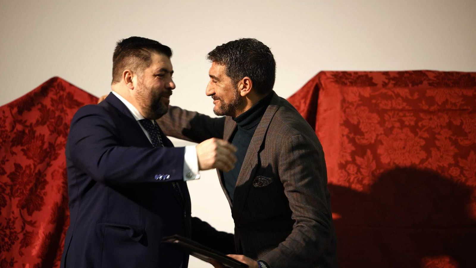 El presidente del Consejo, Juan José Caballero (izq.), entregó las pretapas al nuevo pregonero, Francisco Javier Salguero Bocanegra.